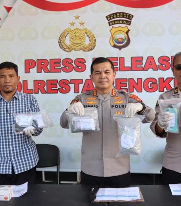 Kapolresta Bengkulu Pimpin Press Release Narkotika, Amankan 7 Orang Tersangka