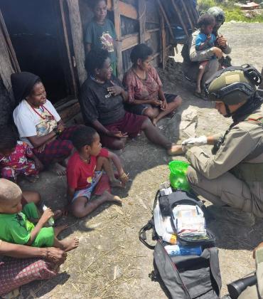 Satgas Damai Cartenz Laksanakan Patroli dan Layanan Kesehatan di Pengungsian Gigobak Sinak, Wujud Nyata Kepedulian kepada Warga