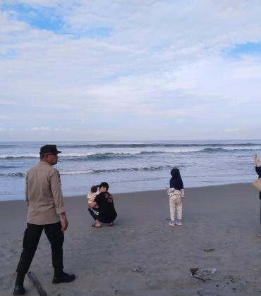 Polisi Pantau Aktivitas Wisatawan di Pantai Panjang, Situasi Aman dan Kondusif