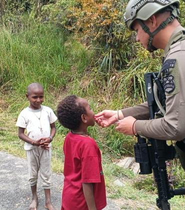 Patroli Humanis Satgas Damai Cartenz di Sugapa, Wujudkan Rasa Aman bagi Masyarakat