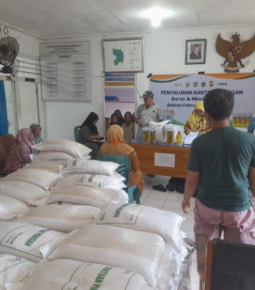 Personel Polsek Teluk Segara Polresta Bengkulu melaksanakan monitoring kegiatan penyaluran bantuan pangan 