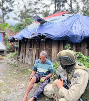 Patroli Humanis Satgas Ops Damai Cartenz-2026 di Sinak Perkuat Kedekatan dengan Masyarakat