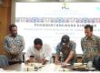 Satuan Kerja (Satker) 1 PPK 1.3 resmi menandatangani kontrak pekerjaan Paket Penanganan Longsoran pada ruas Simpang Nakau–Taba Mulan melalui skema e-katalog bersama pihak pelaksana, PT Ranafisia Dinamika Andalan /Foto : BPJN