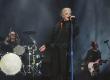 Dari Perkampungan Urban Jakarta Mendunia: Ikon Rock Legendaris Shirley Manson (Garbage) Kenakan Label Fashion Berkesadaran Asal Indonesia, Fuguku, di Atas Panggung