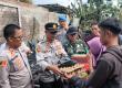  Kapolsek Padang Ulak Tanding Salurkan Bantuan untuk Korban Kebakaran Rumah